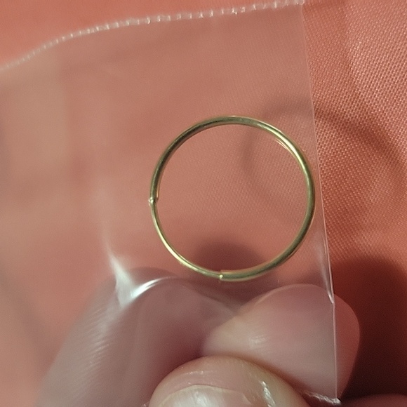 Jewelry - 10k gold hoop (only one)